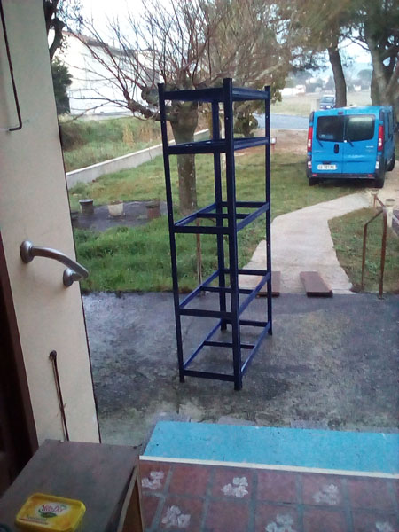 montage d'un rayonnage sur la terrasse